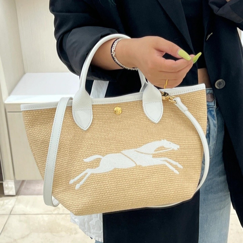 Τσάντα από ψάθα σε σχήμα κουβά, με έναν ιμάντα στον ώμο, μαγνητικό κούμπωμα, εσωτερική θήκη για κινητό, τρισδιάστατη σιλουέτα