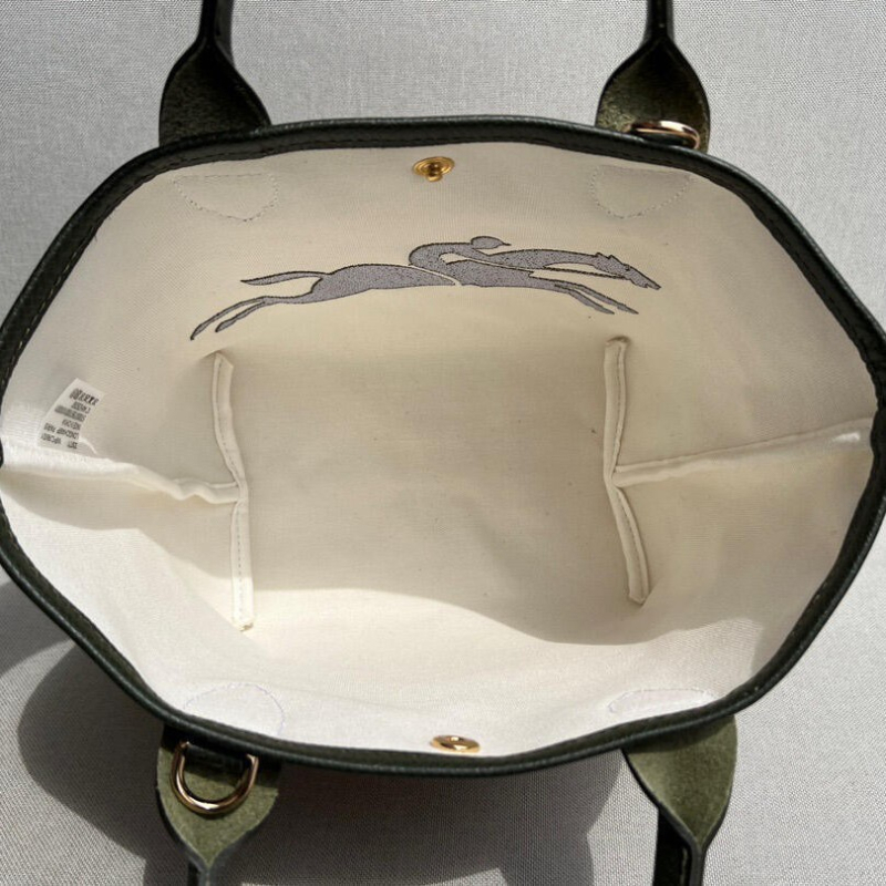 Τσάντα από ψάθα σε σχήμα κουβά, με έναν ιμάντα στον ώμο, μαγνητικό κούμπωμα, εσωτερική θήκη για κινητό, τρισδιάστατη σιλουέτα