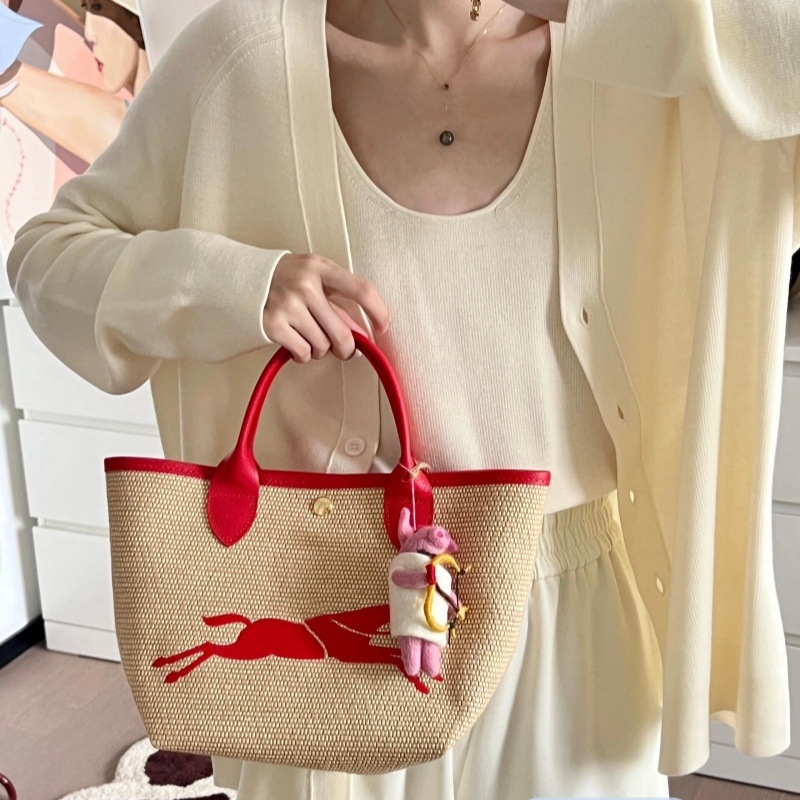 Τσάντα από ψάθα σε σχήμα κουβά, με έναν ιμάντα στον ώμο, μαγνητικό κούμπωμα, εσωτερική θήκη για κινητό, τρισδιάστατη σιλουέτα