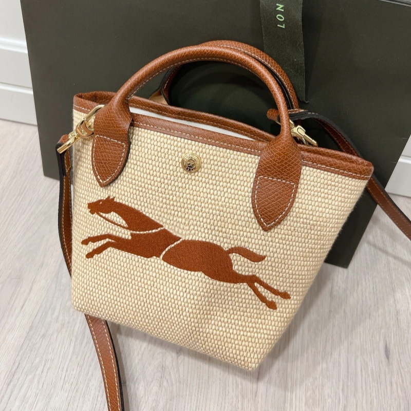 Τσάντα από ψάθα σε σχήμα κουβά, με έναν ιμάντα στον ώμο, μαγνητικό κούμπωμα, εσωτερική θήκη για κινητό, τρισδιάστατη σιλουέτα