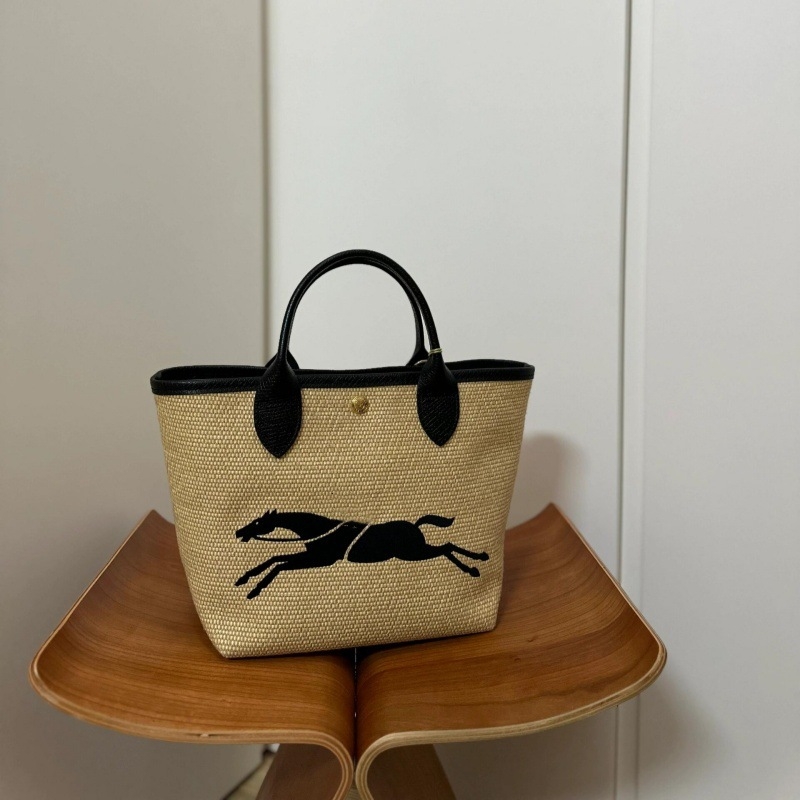 Τσάντα από ψάθα σε σχήμα κουβά, με έναν ιμάντα στον ώμο, μαγνητικό κούμπωμα, εσωτερική θήκη για κινητό, τρισδιάστατη σιλουέτα