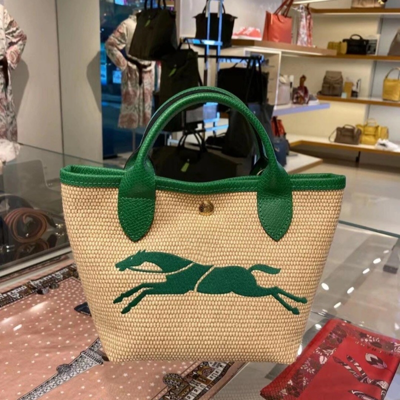 Τσάντα από ψάθα σε σχήμα κουβά, με έναν ιμάντα στον ώμο, μαγνητικό κούμπωμα, εσωτερική θήκη για κινητό, τρισδιάστατη σιλουέτα