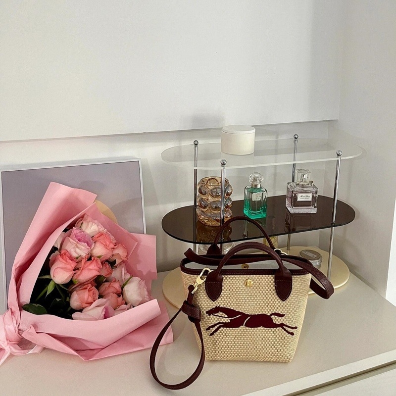 Τσάντα από ψάθα σε σχήμα κουβά, με έναν ιμάντα στον ώμο, μαγνητικό κούμπωμα, εσωτερική θήκη για κινητό, τρισδιάστατη σιλουέτα