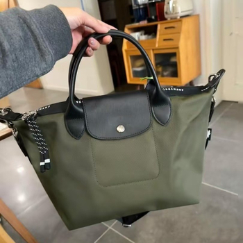 Νάιλον τσάντα ώμου σε σχήμα dumpling, urban simplicity στυλ (Υλικό: Νάιλον; Σχήμα: Dumpling; Εξωτερικό: Τσάντα με καπάκι; Κλείσιμο: Κάλυμμα; Εσωτερικά: Χωρίς επένδυση)