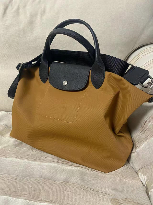 Νάιλον τσάντα ώμου σε σχήμα dumpling, urban simplicity στυλ (Υλικό: Νάιλον; Σχήμα: Dumpling; Εξωτερικό: Τσάντα με καπάκι; Κλείσιμο: Κάλυμμα; Εσωτερικά: Χωρίς επένδυση)