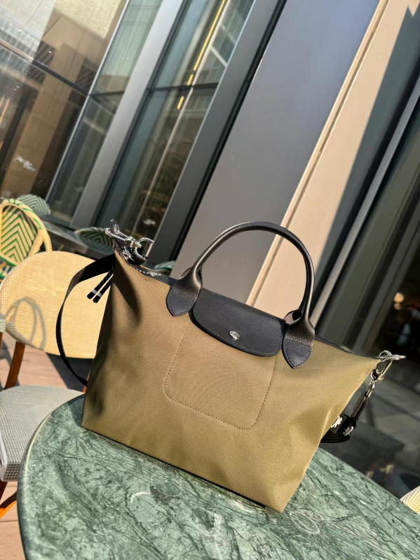 Νάιλον τσάντα ώμου σε σχήμα dumpling, urban simplicity στυλ (Υλικό: Νάιλον; Σχήμα: Dumpling; Εξωτερικό: Τσάντα με καπάκι; Κλείσιμο: Κάλυμμα; Εσωτερικά: Χωρίς επένδυση)