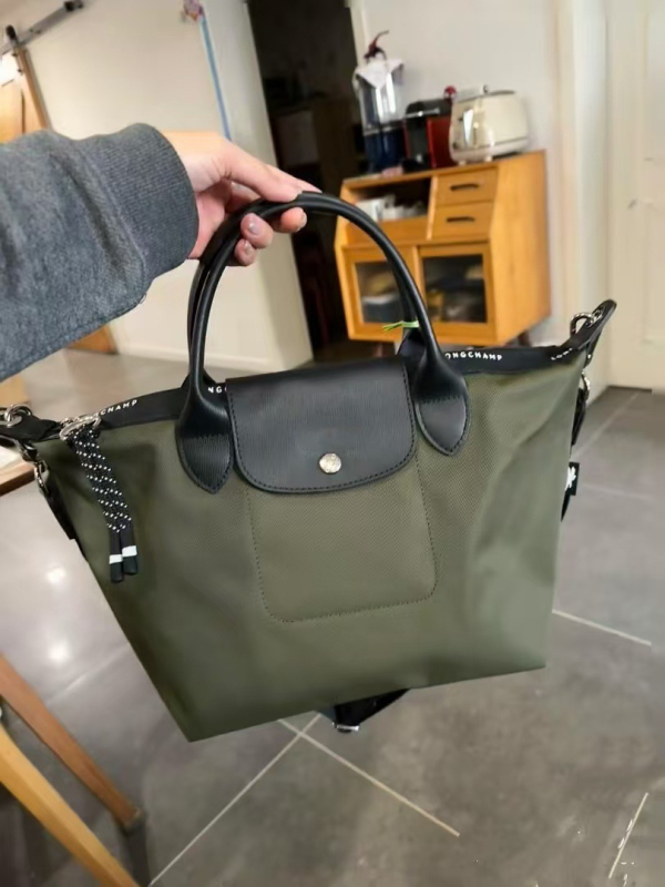 Νάιλον τσάντα ώμου σε σχήμα dumpling, urban simplicity στυλ (Υλικό: Νάιλον; Σχήμα: Dumpling; Εξωτερικό: Τσάντα με καπάκι; Κλείσιμο: Κάλυμμα; Εσωτερικά: Χωρίς επένδυση)