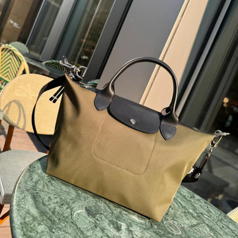 Νάιλον τσάντα ώμου σε σχήμα dumpling, urban simplicity στυλ (Υλικό: Νάιλον; Σχήμα: Dumpling; Εξωτερικό: Τσάντα με καπάκι; Κλείσιμο: Κάλυμμα; Εσωτερικά: Χωρίς επένδυση)