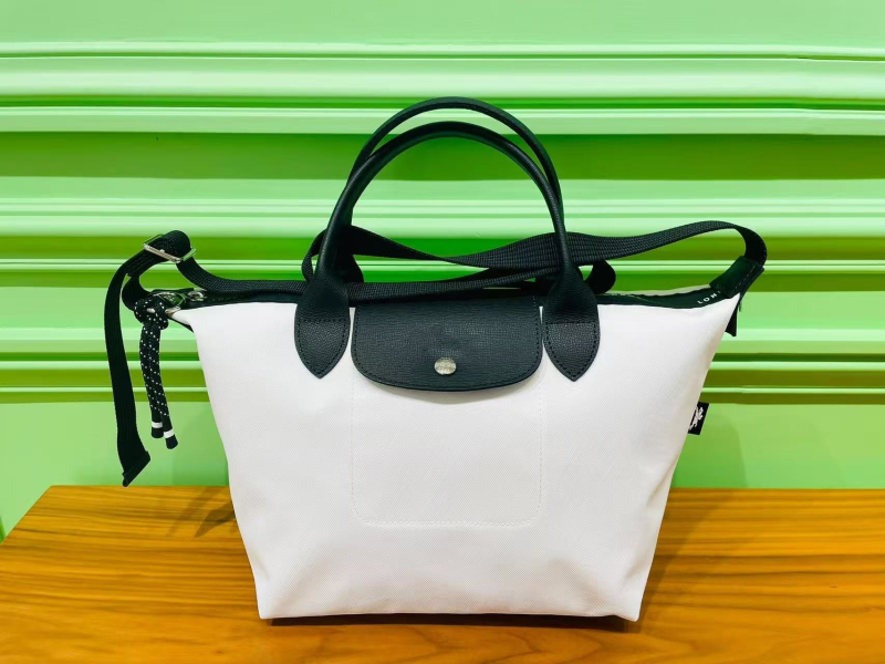 Νάιλον τσάντα ώμου σε σχήμα dumpling, urban simplicity στυλ (Υλικό: Νάιλον; Σχήμα: Dumpling; Εξωτερικό: Τσάντα με καπάκι; Κλείσιμο: Κάλυμμα; Εσωτερικά: Χωρίς επένδυση)