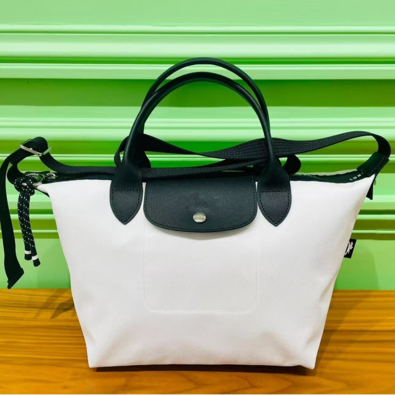 Νάιλον τσάντα ώμου σε σχήμα dumpling, urban simplicity στυλ (Υλικό: Νάιλον; Σχήμα: Dumpling; Εξωτερικό: Τσάντα με καπάκι; Κλείσιμο: Κάλυμμα; Εσωτερικά: Χωρίς επένδυση)