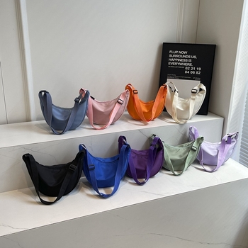 Női dumpling stílusú keresztbody táska, Oxford anyag, poliészter bélés, cipzáras zárás