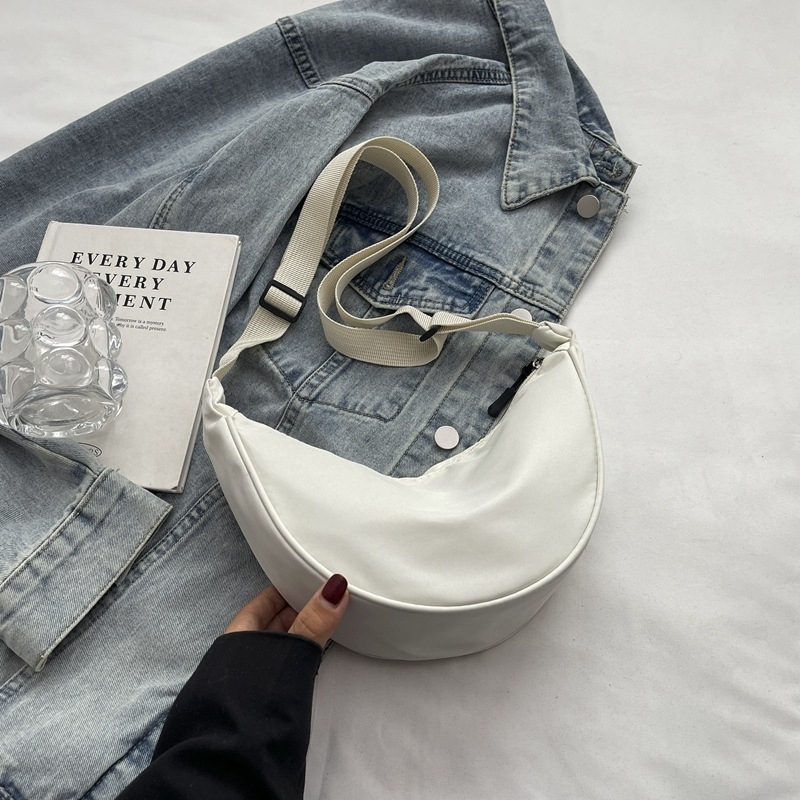 Női dumpling stílusú keresztbody táska, Oxford anyag, poliészter bélés, cipzáras zárás