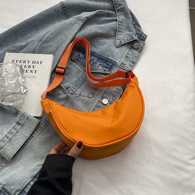 Női dumpling stílusú keresztbody táska, Oxford anyag, poliészter bélés, cipzáras zárás