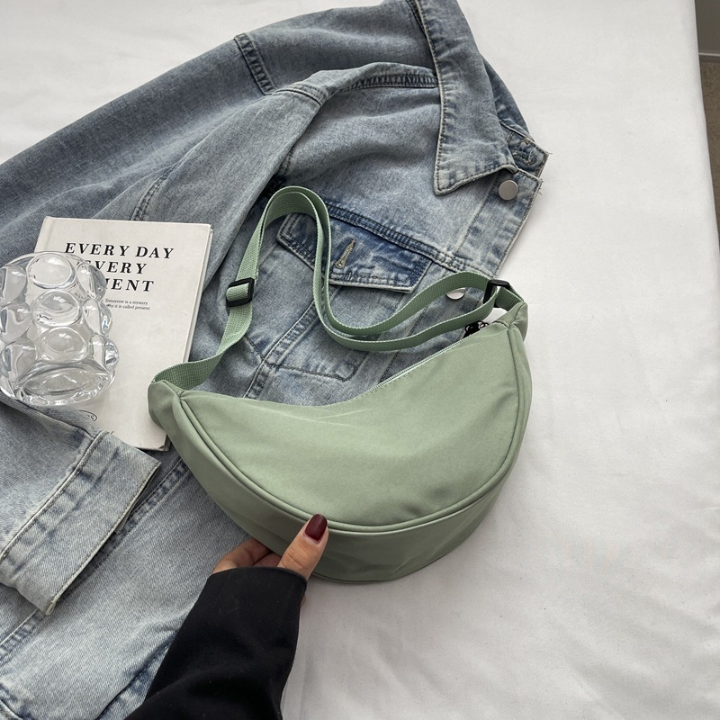 Női dumpling stílusú keresztbody táska, Oxford anyag, poliészter bélés, cipzáras zárás