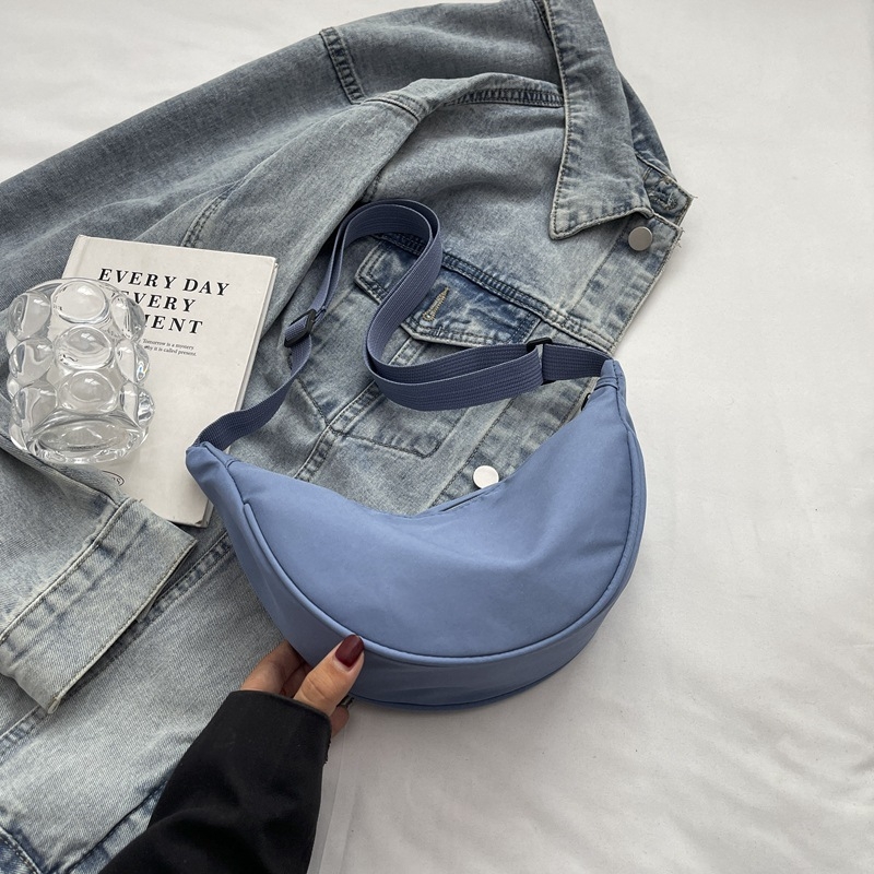 Női dumpling stílusú keresztbody táska, Oxford anyag, poliészter bélés, cipzáras zárás