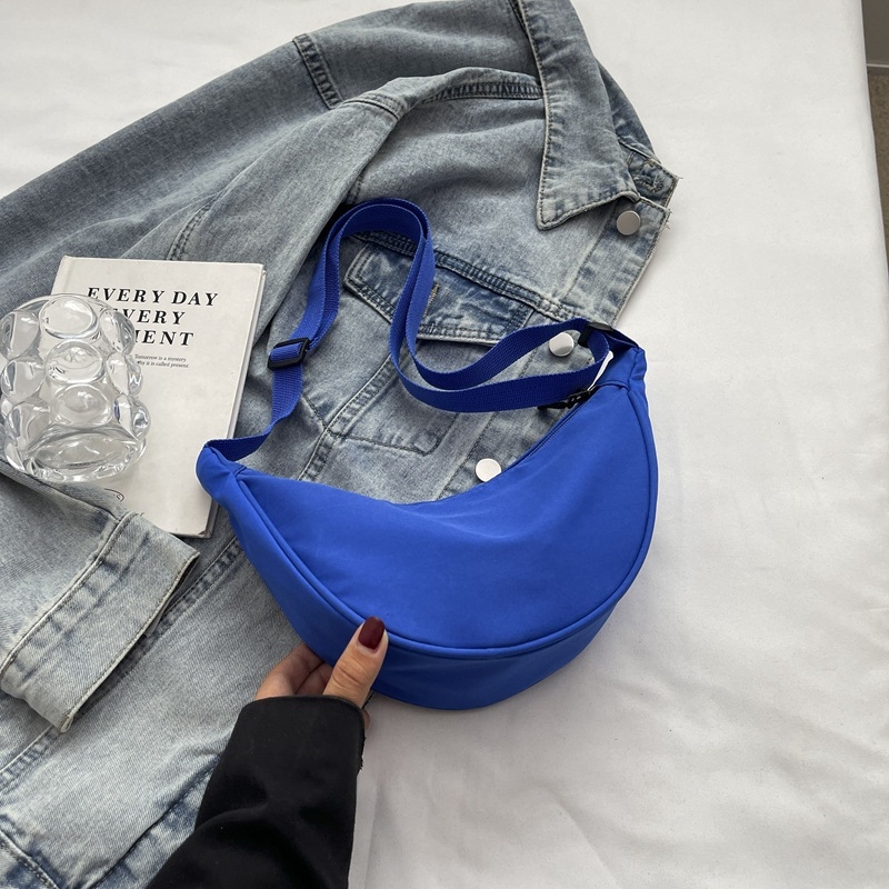 Női dumpling stílusú keresztbody táska, Oxford anyag, poliészter bélés, cipzáras zárás