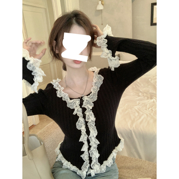 Πλεκτό πουλόβερ με δαντελέντο τελείωμα, στρογγυλός λαιμός, μανίκια καμπάνα, στενή γραμμή