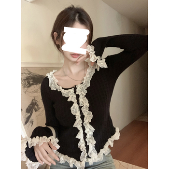 Πλεκτό πουλόβερ με δαντελέντο τελείωμα, στρογγυλός λαιμός, μανίκια καμπάνα, στενή γραμμή