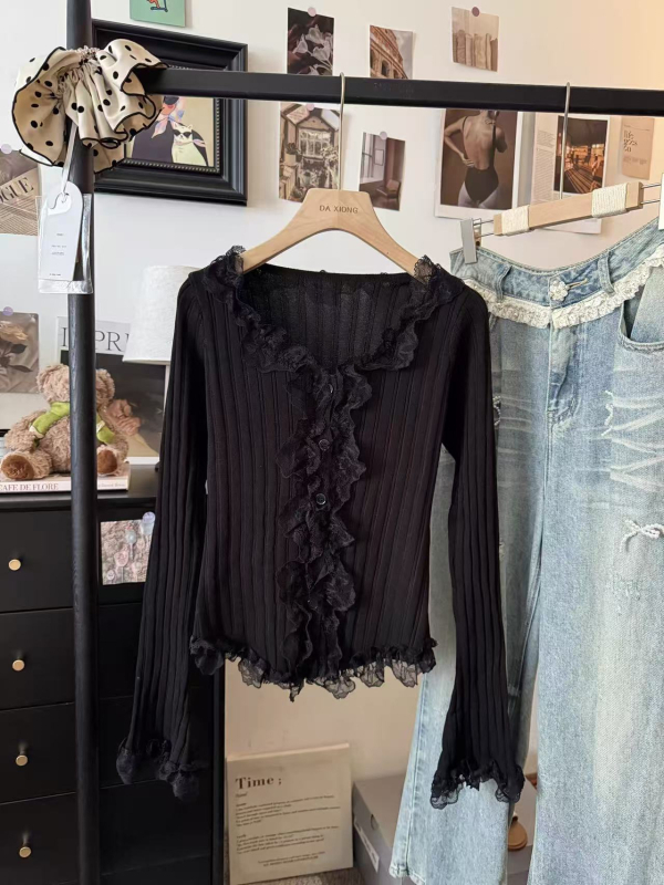 Πλεκτό πουλόβερ με δαντελέντο τελείωμα, στρογγυλός λαιμός, μανίκια καμπάνα, στενή γραμμή