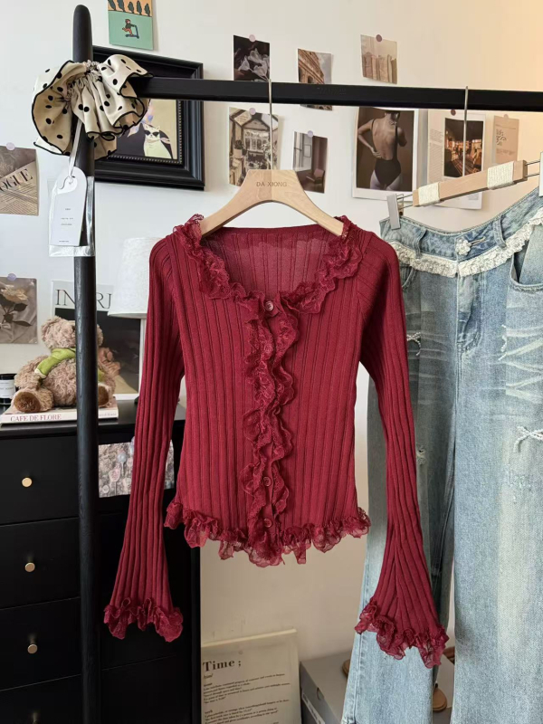 Πλεκτό πουλόβερ με δαντελέντο τελείωμα, στρογγυλός λαιμός, μανίκια καμπάνα, στενή γραμμή