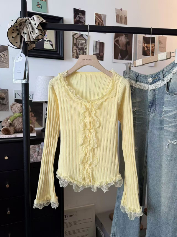 Πλεκτό πουλόβερ με δαντελέντο τελείωμα, στρογγυλός λαιμός, μανίκια καμπάνα, στενή γραμμή