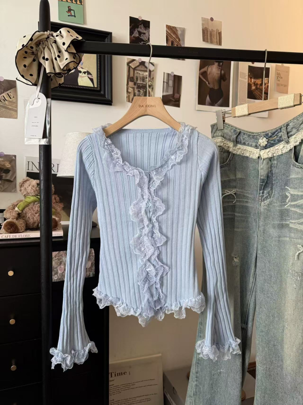 Πλεκτό πουλόβερ με δαντελέντο τελείωμα, στρογγυλός λαιμός, μανίκια καμπάνα, στενή γραμμή