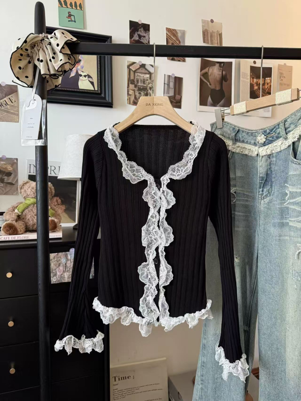 Πλεκτό πουλόβερ με δαντελέντο τελείωμα, στρογγυλός λαιμός, μανίκια καμπάνα, στενή γραμμή