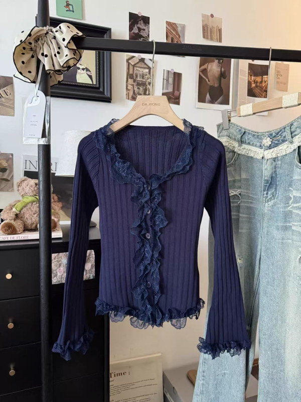 Πλεκτό πουλόβερ με δαντελέντο τελείωμα, στρογγυλός λαιμός, μανίκια καμπάνα, στενή γραμμή