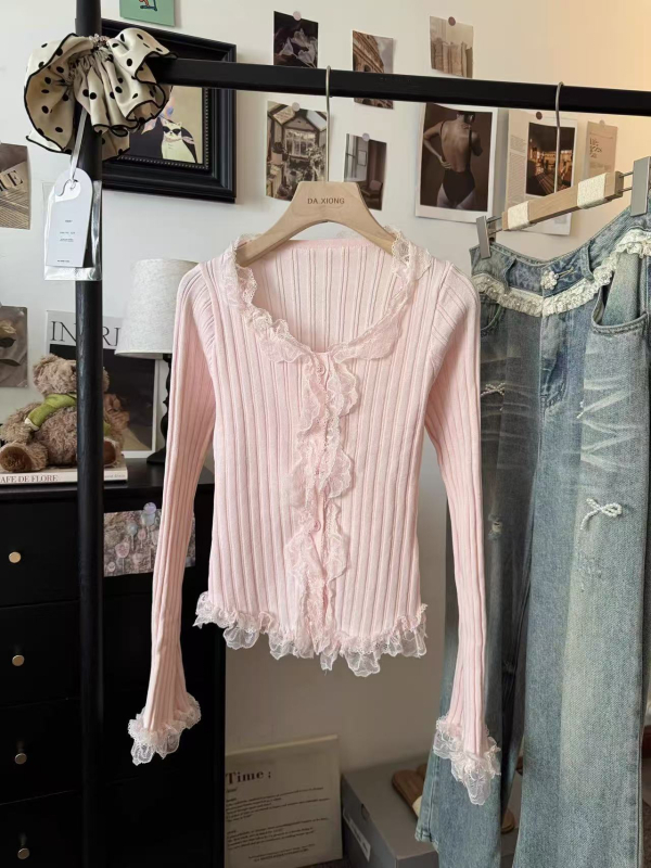 Πλεκτό πουλόβερ με δαντελέντο τελείωμα, στρογγυλός λαιμός, μανίκια καμπάνα, στενή γραμμή