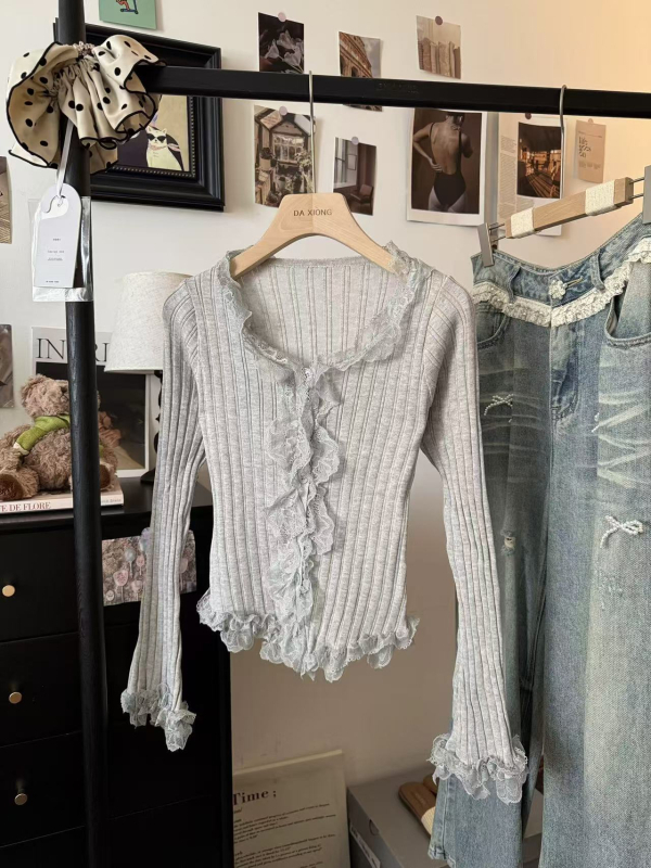 Πλεκτό πουλόβερ με δαντελέντο τελείωμα, στρογγυλός λαιμός, μανίκια καμπάνα, στενή γραμμή