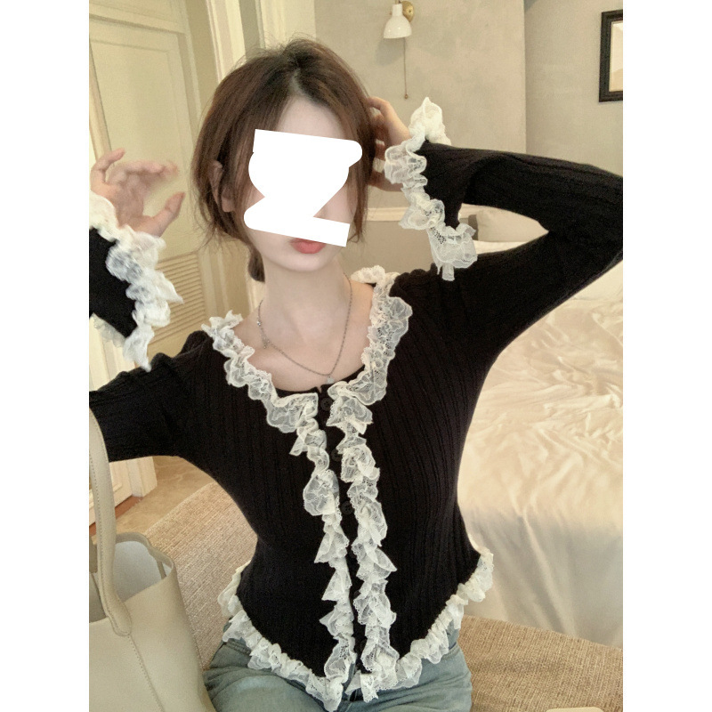 Πλεκτό πουλόβερ με δαντελέντο τελείωμα, στρογγυλός λαιμός, μανίκια καμπάνα, στενή γραμμή