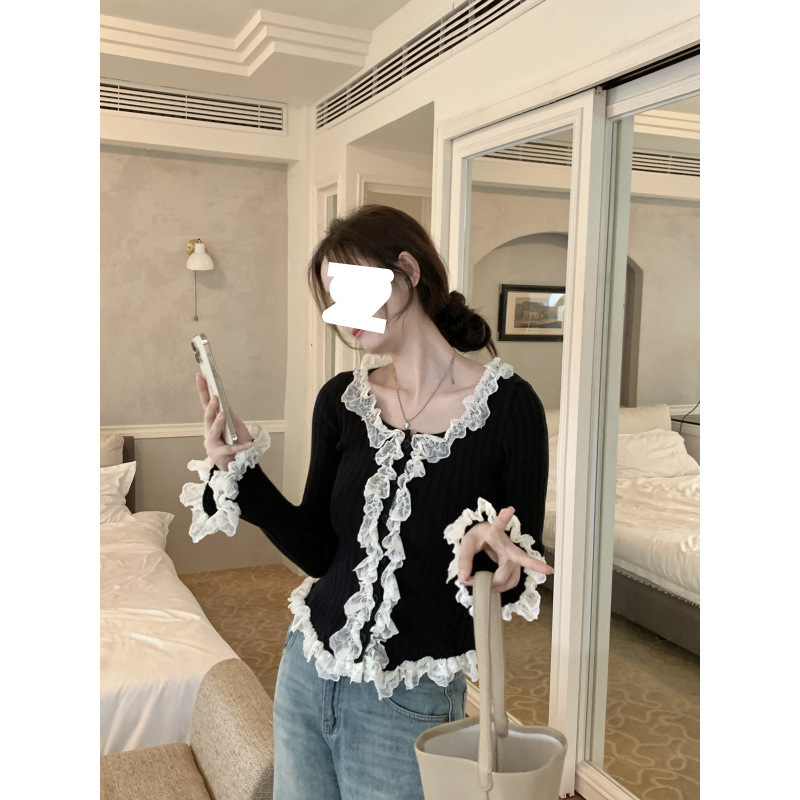 Πλεκτό πουλόβερ με δαντελέντο τελείωμα, στρογγυλός λαιμός, μανίκια καμπάνα, στενή γραμμή