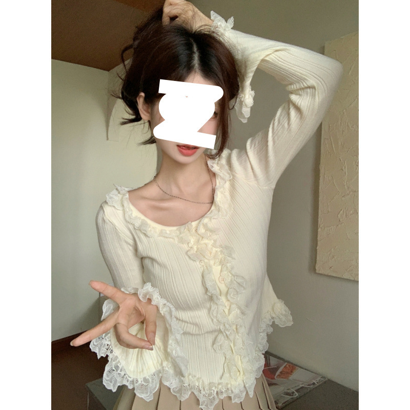 Πλεκτό πουλόβερ με δαντελέντο τελείωμα, στρογγυλός λαιμός, μανίκια καμπάνα, στενή γραμμή