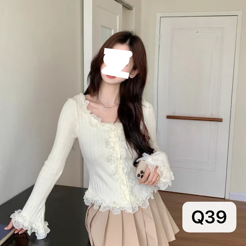 Πλεκτό πουλόβερ με δαντελέντο τελείωμα, στρογγυλός λαιμός, μανίκια καμπάνα, στενή γραμμή