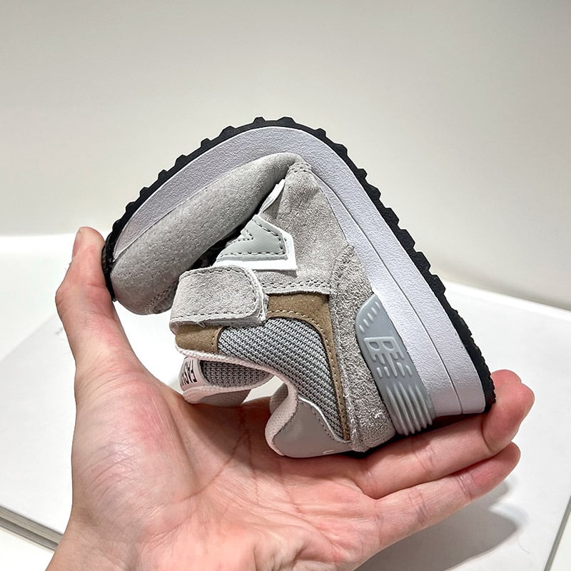 Detské športové tenisky s Velcro zapínaním, zvršok z pravej kože, podrážka z gumy, priedušné a protišmykové