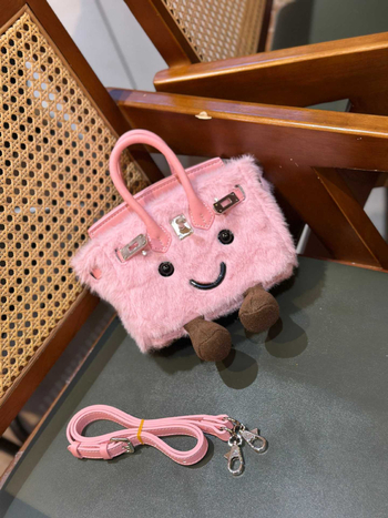 Pliš Crossbody torba, horizontalni pravokutni oblik, otvaranje šnurlom, podstava od kože goveda