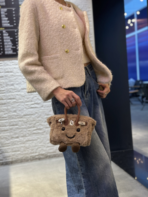 Pliš Crossbody torba, horizontalni pravokutni oblik, otvaranje šnurlom, podstava od kože goveda