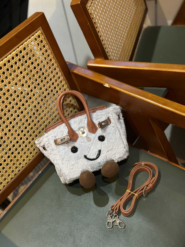 Pliš Crossbody torba, horizontalni pravokutni oblik, otvaranje šnurlom, podstava od kože goveda