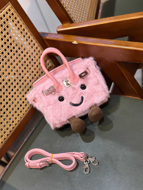 Pliš Crossbody torba, horizontalni pravokutni oblik, otvaranje šnurlom, podstava od kože goveda