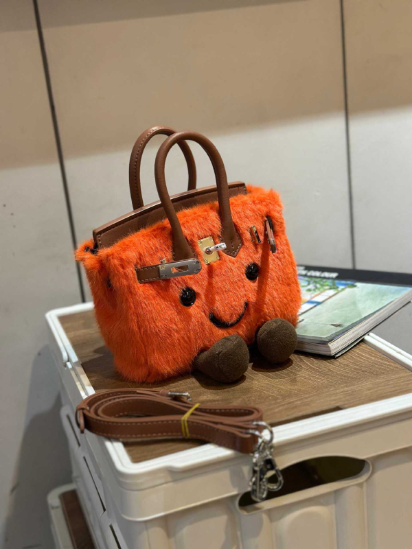 Pliš Crossbody torba, horizontalni pravokutni oblik, otvaranje šnurlom, podstava od kože goveda
