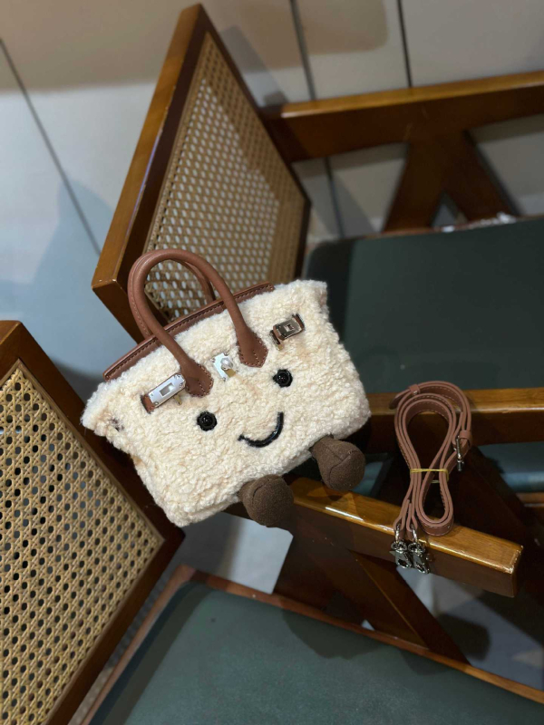 Pliš Crossbody torba, horizontalni pravokutni oblik, otvaranje šnurlom, podstava od kože goveda