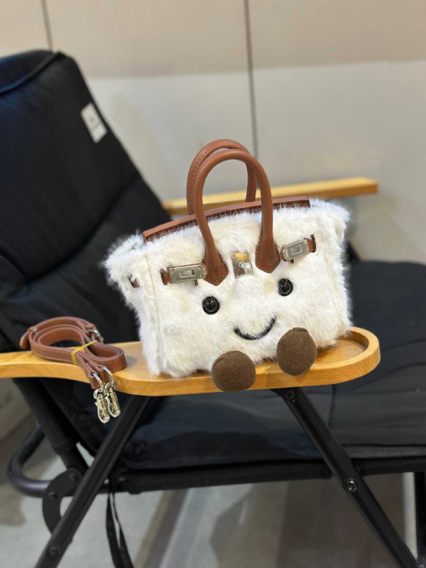 Pliš Crossbody torba, horizontalni pravokutni oblik, otvaranje šnurlom, podstava od kože goveda