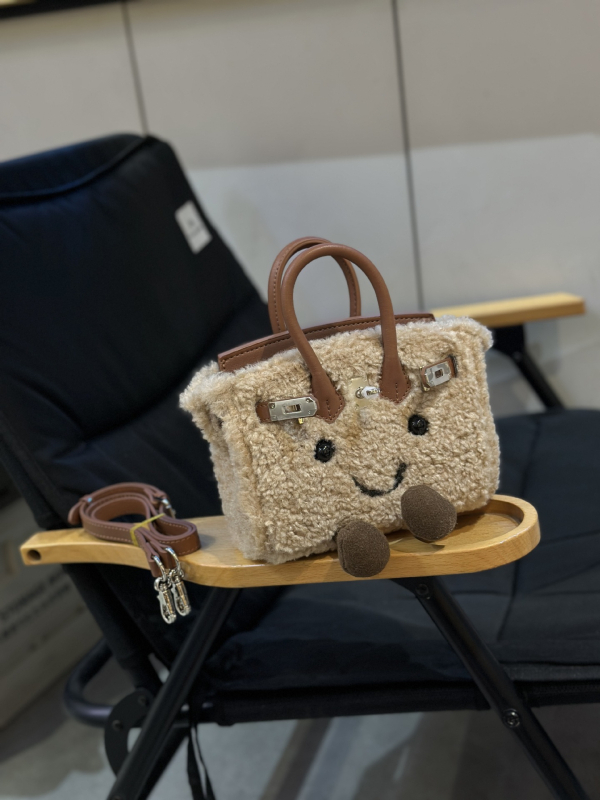 Pliš Crossbody torba, horizontalni pravokutni oblik, otvaranje šnurlom, podstava od kože goveda