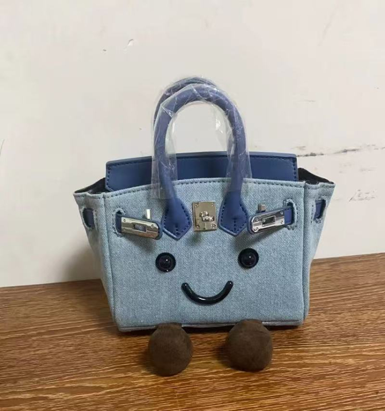 Pliš Crossbody torba, horizontalni pravokutni oblik, otvaranje šnurlom, podstava od kože goveda