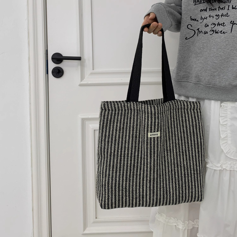 Canvas tote torba, stil Fresh and Sweet, zatvaranje na zip, horizontalni kvadratni oblik, unutarnji džepovi za telefon i identifikacijsku karticu.