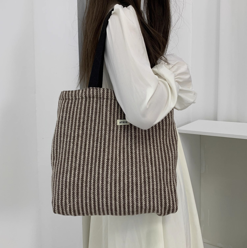 Canvas tote torba, stil Fresh and Sweet, zatvaranje na zip, horizontalni kvadratni oblik, unutarnji džepovi za telefon i identifikacijsku karticu.