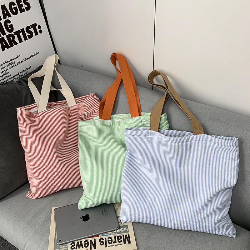 Canvas tote torba, stil Fresh and Sweet, zatvaranje na zip, horizontalni kvadratni oblik, unutarnji džepovi za telefon i identifikacijsku karticu.