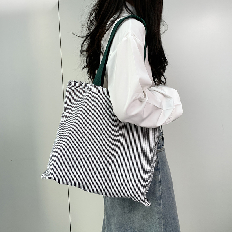 Canvas tote torba, stil Fresh and Sweet, zatvaranje na zip, horizontalni kvadratni oblik, unutarnji džepovi za telefon i identifikacijsku karticu.