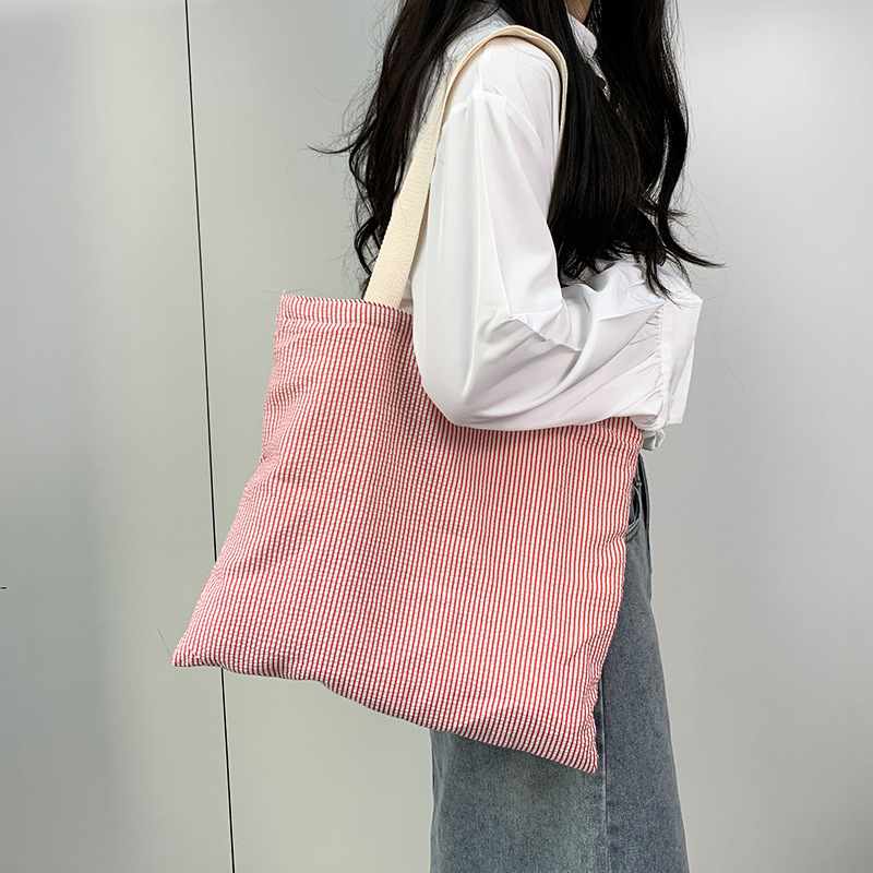 Canvas tote torba, stil Fresh and Sweet, zatvaranje na zip, horizontalni kvadratni oblik, unutarnji džepovi za telefon i identifikacijsku karticu.