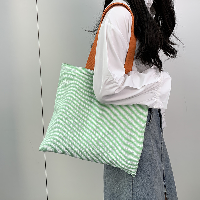 Canvas tote torba, stil Fresh and Sweet, zatvaranje na zip, horizontalni kvadratni oblik, unutarnji džepovi za telefon i identifikacijsku karticu.
